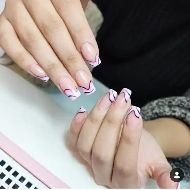 مانیکور و پدیکور-کاشت ناخن (ژل، پودر، ترکیبی) -ترمیم ناخن- طراحی حرفه‌ای و ژلیش - مینا رزین